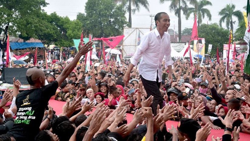 Jokowi bersama Ribuan Pendukung Basah Kuyup Diguyur Hujan Deras - Bagian 1