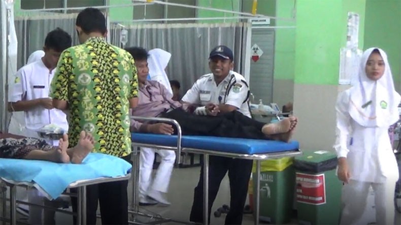 title Truk Makanan Ringan Tabrak 9 Motor di Pantura Demak, 14 Luka Parah Truk Makanan Ringan Tabrak 9 Motor di Pantura Demak, 14 Luka Parah