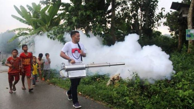 Bantu Warga Puuwatu Kendari, Caleg Perindo Gelar Fogging