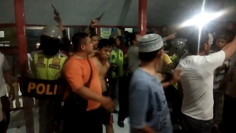 Massa di Cirebon Amuk Maling Hp, Polisi Kewalahan Evakuasi Pelaku