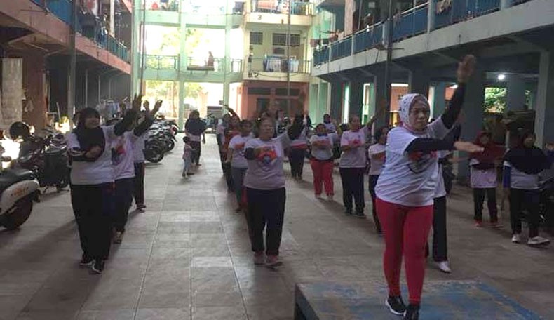 Caleg Perindo Ajari Emak-Emak Rusun Pekunden Semarang Cara Mencoblos