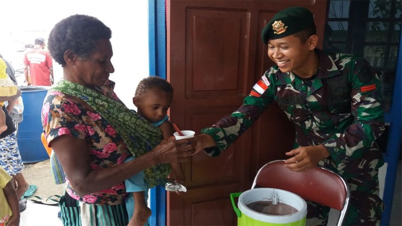 Cegah Polio, Satgas Yonif 755 Vaksinasi Ibu Hamil dan Balita di Mappi