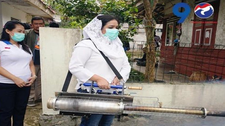 Cegah DBD, Caleg Perindo Debora Debby Fogging Rumah Warga di Bogor