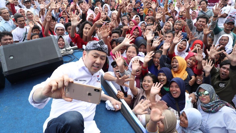 Begini Foto Ketum Perindo HT Ngevlog Bareng Warga Subang - Bagian 1