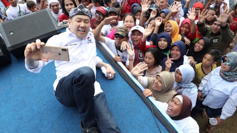 Begini Foto Ketum Perindo HT Ngevlog Bareng Warga Subang - Bagian 2