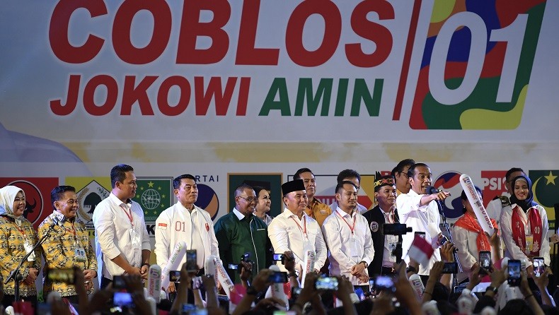 Sambut Jokowi di Karawang, Ribuan Warga Teriak Menang, Menang, Menang!