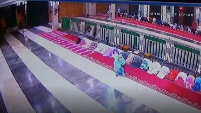 Berpura-pura Ikut Salat, Wanita Ini Rampas Tas Jamaah di Masjid