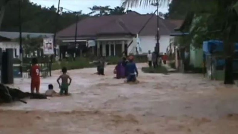Kendari Dilanda Banjir Usai Hujan selama 3 Jam, 35 Warga Dievakuasi