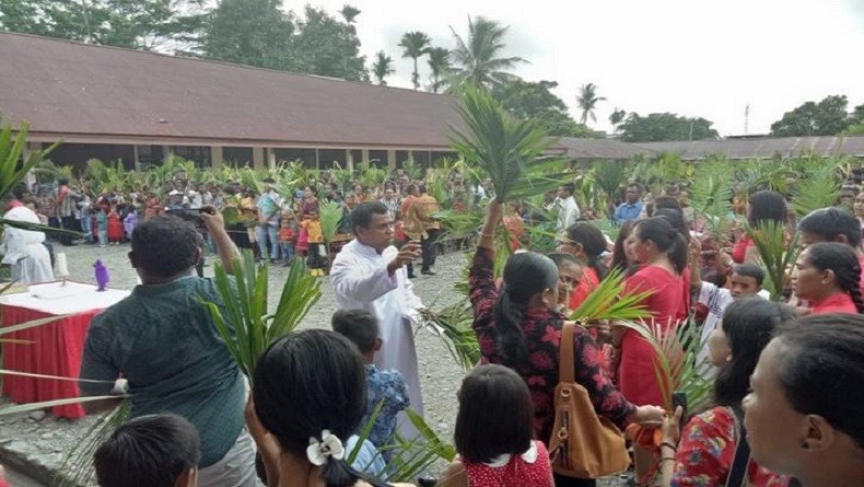 Ribuan Umat Katolik Timika Gelar Perarakan Daun Palma