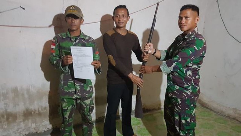 Merasa Aman, Warga Bengkayang Serahkan Senpi ke Satgas Yonif 643/Wns