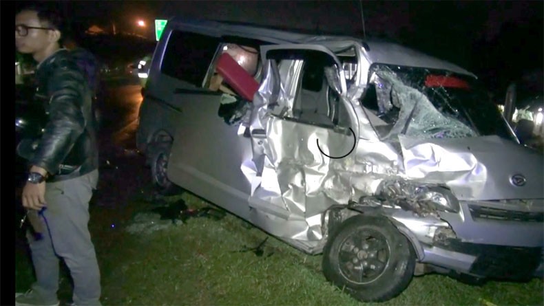 Minibus Gran Max Ditabrak Mobil Boks di Subang, Belasan Buruh Luka