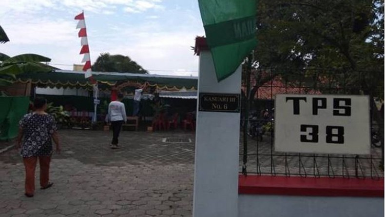 Ibunda Jokowi, Anak dan Menantu Nyoblos di TPS Manahan Solo