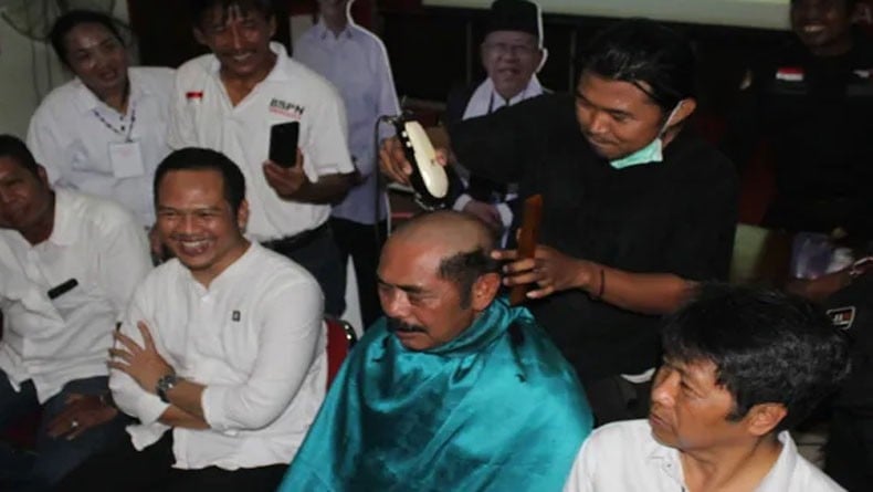 Wujud Syukur Jokowi Unggul, Warga Pekalongan Ramai-ramai Cukur Gundul