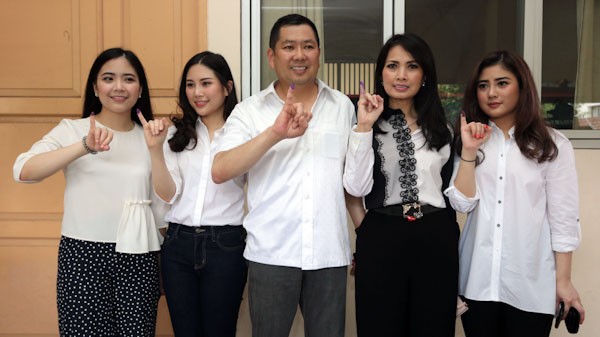 Kompak Berbaju Putih, HT dan Keluarga Nyoblos di TPS 03 Rawa Barat - Bagian 1