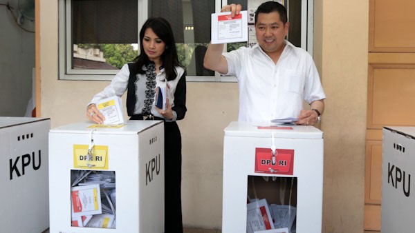 Kompak Berbaju Putih, HT dan Keluarga Nyoblos di TPS 03 Rawa Barat - Bagian 2