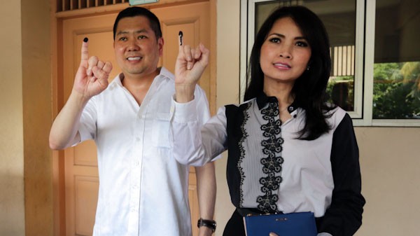 Kompak Berbaju Putih, HT dan Keluarga Nyoblos di TPS 03 Rawa Barat - Bagian 3