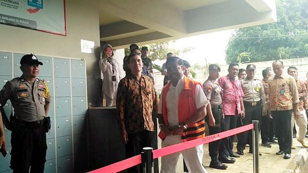 Pakai Borgol dan Rompi Oranye, Tahanan KPK Nyoblos di TPS 012 - Bagian 3