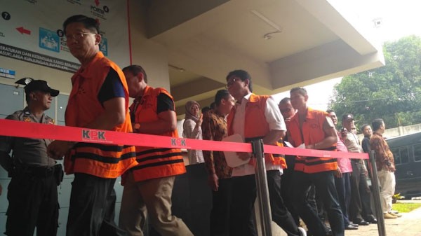 Pakai Borgol dan Rompi Oranye, Tahanan KPK Nyoblos di TPS 012 - Bagian 1