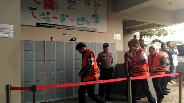 Pakai Borgol dan Rompi Oranye, Tahanan KPK Nyoblos di TPS 012 - Bagian 2