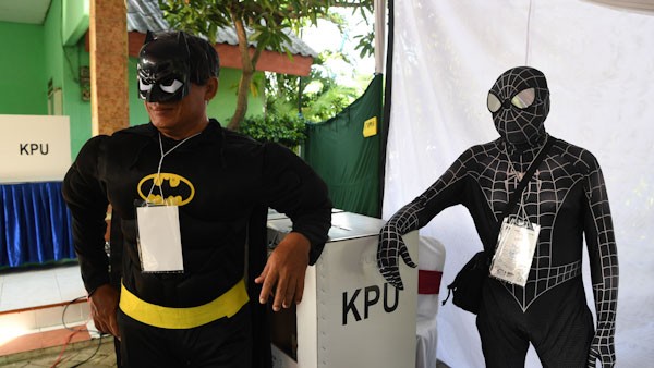Keren, Superhero Jadi Petugas KPPS di Surabaya