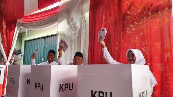 Jokowi-Ma'ruf Amin Kompak Pakai Baju Putih saat Mencoblos - Bagian 4