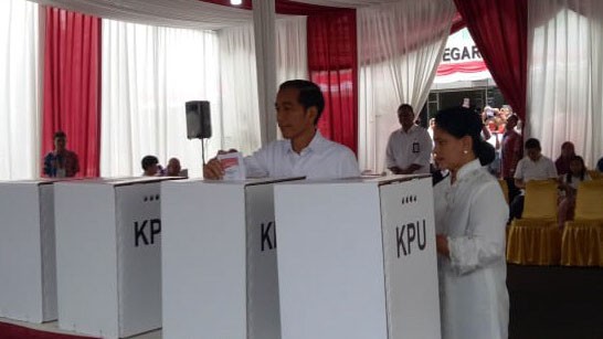 Jokowi-Ma'ruf Amin Kompak Pakai Baju Putih saat Mencoblos - Bagian 2