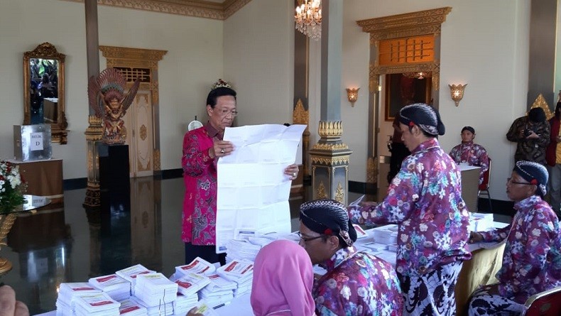 title Sri Sultan dan Keluarga Nyoblos di TPS 15 Panembahan Keraton Sri Sultan dan Keluarga Nyoblos di TPS 15 Panembahan Keraton