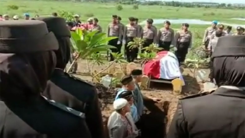 title Kelelahan, Anggota Polsek Krian Sidoarjo Meninggal saat Amankan TPS Kelelahan, Anggota Polsek Krian Sidoarjo Meninggal saat Amankan TPS