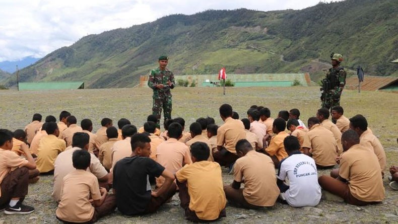 title Satgas Yonif 412/Kostrad Bekali Ilmu Medan ke Siswa SMP di Papua Satgas Yonif 412/Kostrad Bekali Ilmu Medan ke Siswa SMP di Papua
