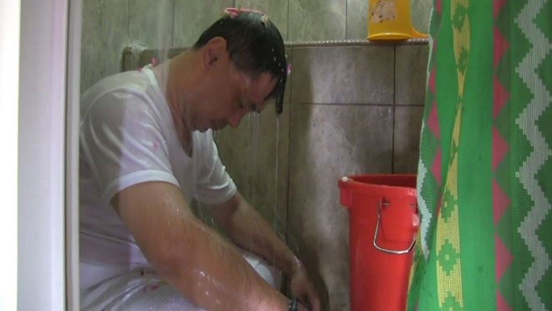 Hasil Suara Jauh dari Harapan, Caleg Gerindra di Cirebon Mandi Kembang