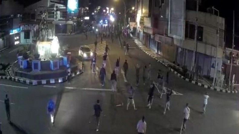 Ormas dan Warga Bentrok di Magelang, Polisi Lepaskan Gas Air Mata