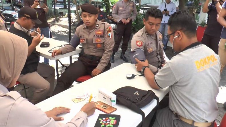 Polrestabes Surabaya Turunkan Tim Dokkes Cek Kesehatan Petugas Pemilu