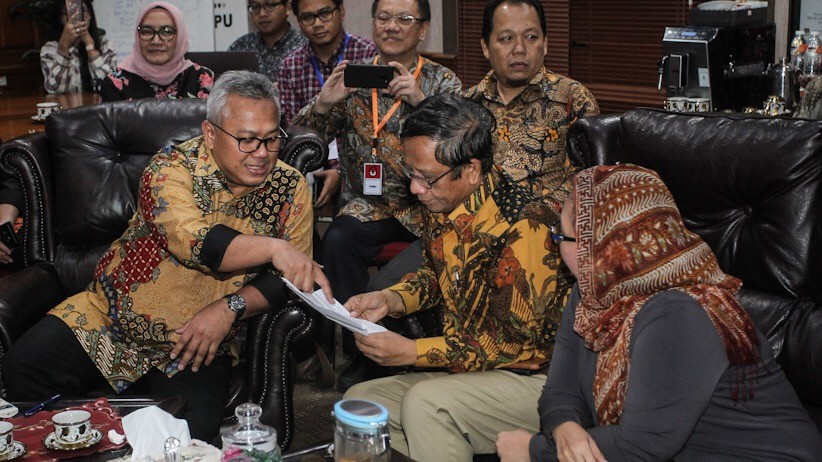 Berikan Dukungan Moral, Mahfud MD Datangi KPU - Bagian 2