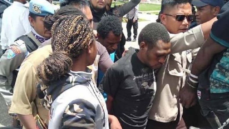 Diduga KKB, Polisi Tangkap 3 Warga Papua Membawa Senjata