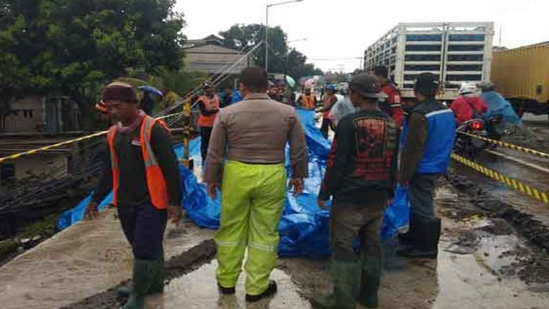 Arus Lalu Lintas di Jalur Bocimi Terganggu akibat Longsor di Caringin