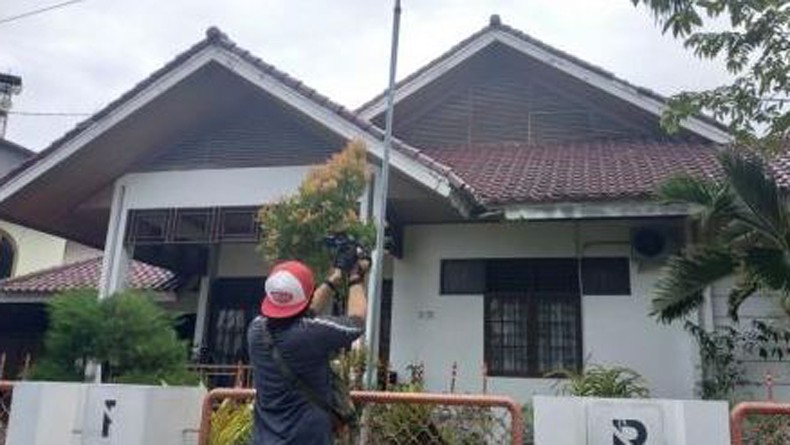 KPK Bawa 2 Koper Usai Geledah Rumah Bupati Solok Selatan di Padang