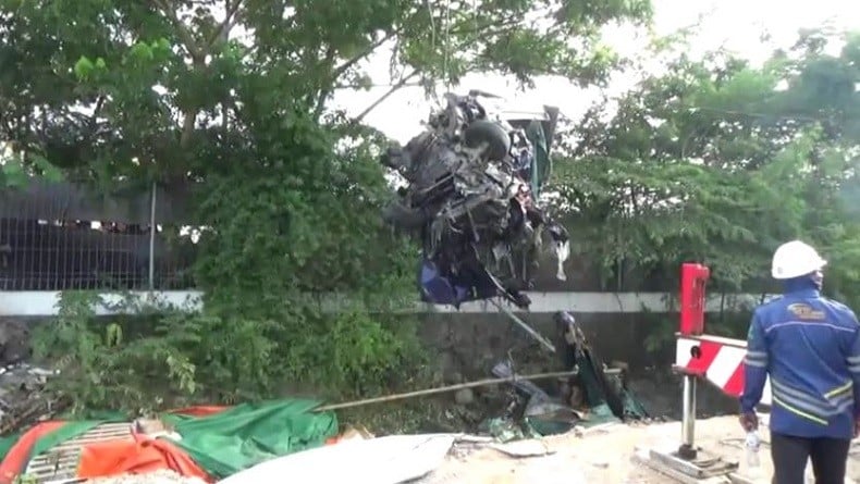 Tabrakan Beruntun 4 Mobil di Gresik, Sopir Pikap Tewas Terjepit