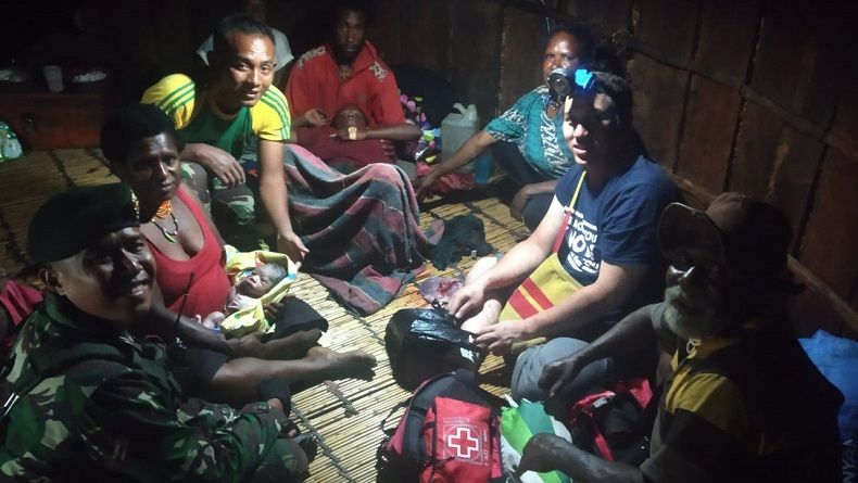 title Turuni Gunung, Prajurit TNI Bantu Ibu Melahirkan di Puncak Jaya Papua Turuni Gunung, Prajurit TNI Bantu Ibu Melahirkan di Puncak Jaya Papua