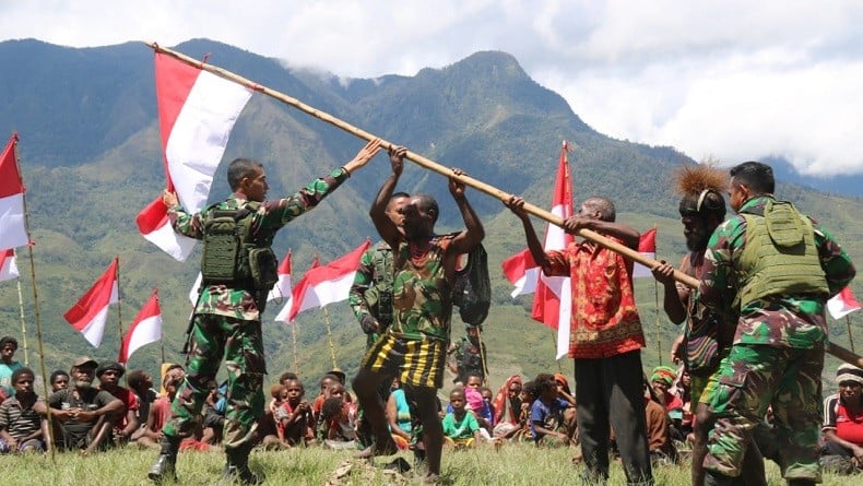 title Bukti Setia pada NKRI, Warga Puncak Jaya Serahkan Alat Perang ke TNI Bukti Setia pada NKRI, Warga Puncak Jaya Serahkan Alat Perang ke TNI
