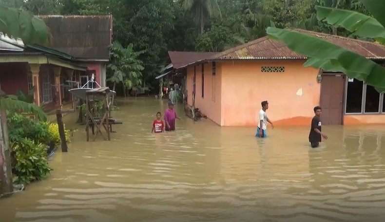 title Banjir 1 Meter Rendam Ribuan Rumah di Luwu akibat Hujan Deras Banjir 1 Meter Rendam Ribuan Rumah di Luwu akibat Hujan Deras