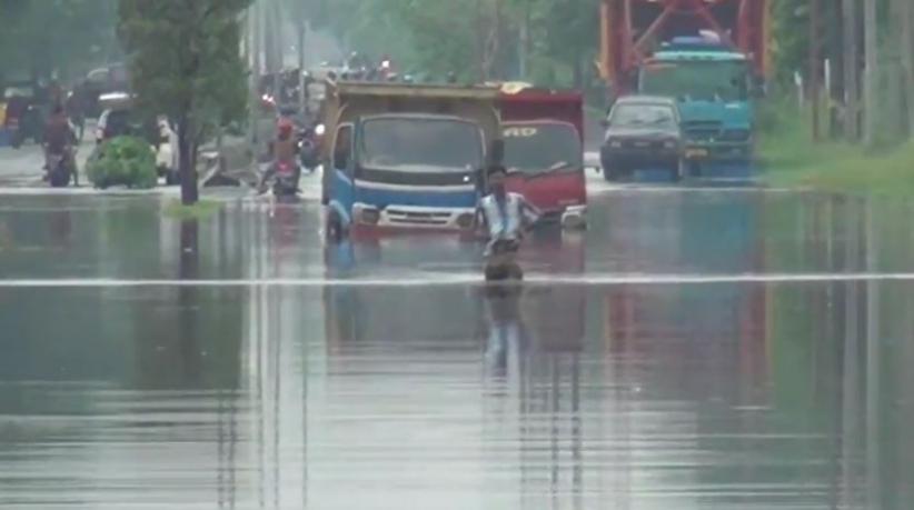 Jalan Raya Porong Sidoarjo Dilanda Banjir, Puluhan Kendaraan Terjebak