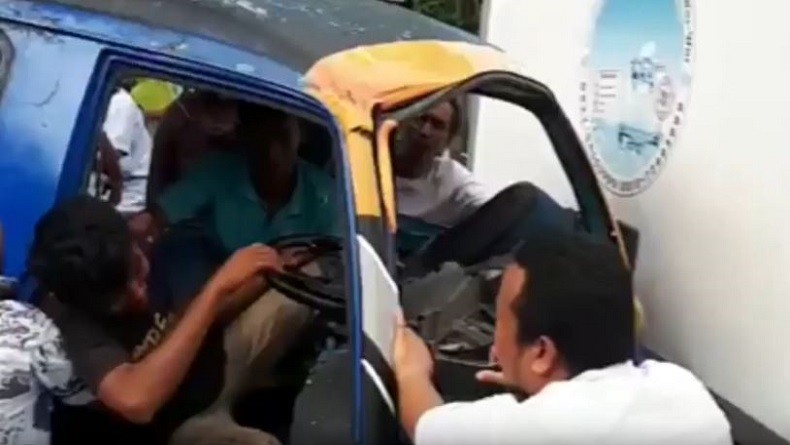 Angkot Tabrak Truk di Padang, 2 Penumpang Terluka dan Sopir Kritis