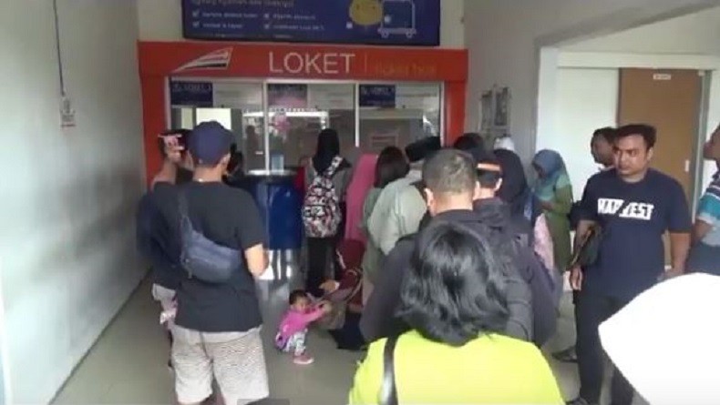 Banjir Pasuruan, Puluhan Calon Penumpang Telantar di Stasiun Jember