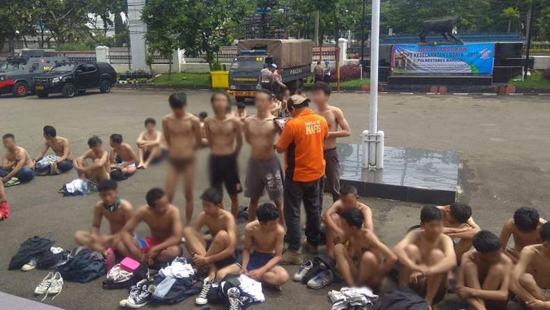 Ratusan Massa Kelompok Kaus Hitam di Bandung Dijemur Polisi