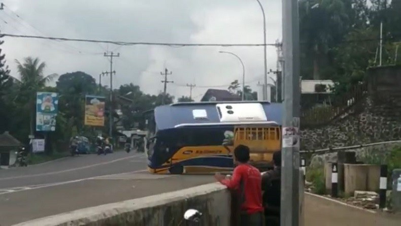 Sensasi dan Kontroversi: Fenomena YouTube Bus Pariwisata Terbalik di Bogor