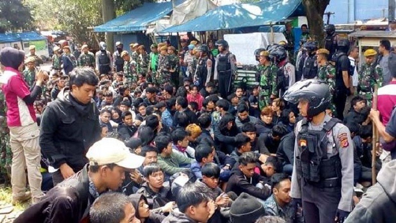 Polisi Bentrok dengan Kelompok Berkaus Hitam saat May Day di Bandung