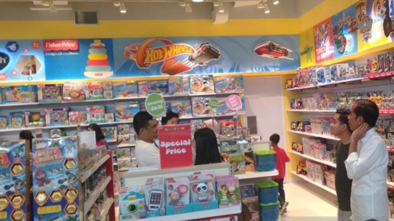 Sayang Cucu, Iriana Jokowi Beli Mainan untuk Jan Ethes dan Sedah Mirah