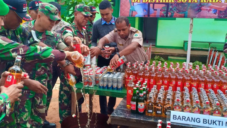 Satgas Yonmek 521 Musnahkan Ribuan Miras Ilegal di Perbatasan RI-PNG