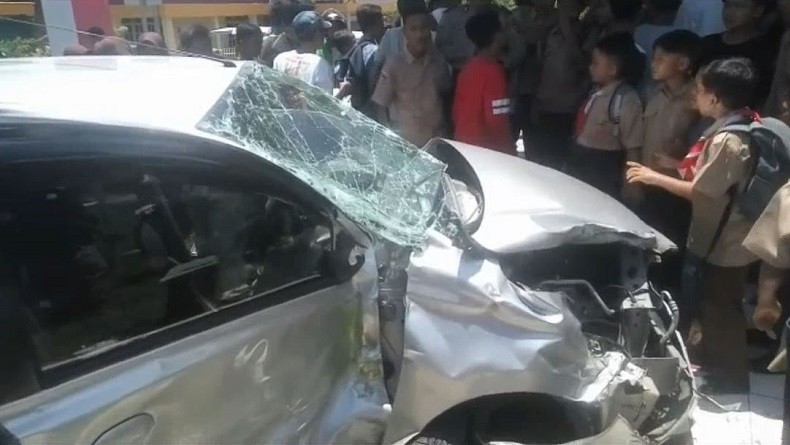 Kereta Api Rapih Dhoho Tabrak Avanza di Tulungagung, Pengemudi Tewas