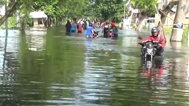 Tergenang Banjir 1 Meter, Akses Jalan Gresik-Mojokerto Lumpuh